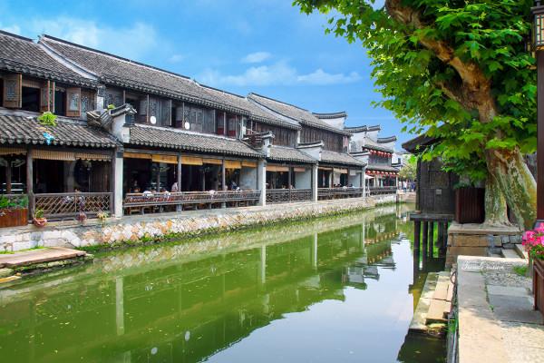 不文明，大妈脱鞋躺地铁座椅鞋被乘客踢下车，在公共场所我们需要注意什么？游戏画面